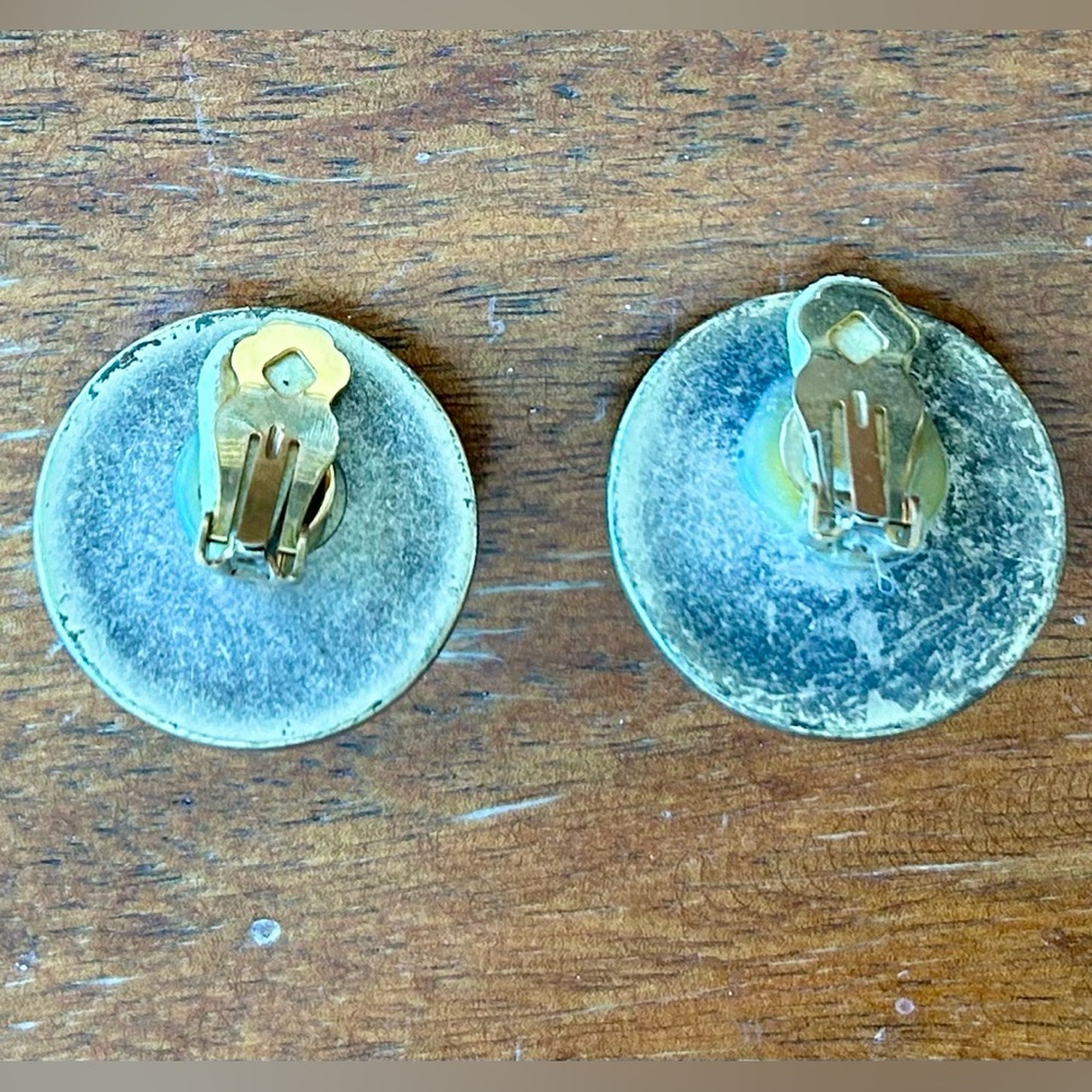 Vintage Ciner-like large Clip-on Earrings with Round Cabochon Amber Color Stone - Picture 6 of 6